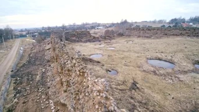 空中无人机可以看到白俄罗斯克雷瓦 (Kreva) 历史悠久的城堡被毁，完全被毁的石墙。建于1382年