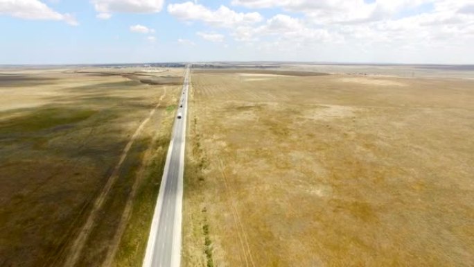 空中: 穿过平原山谷的直线道路