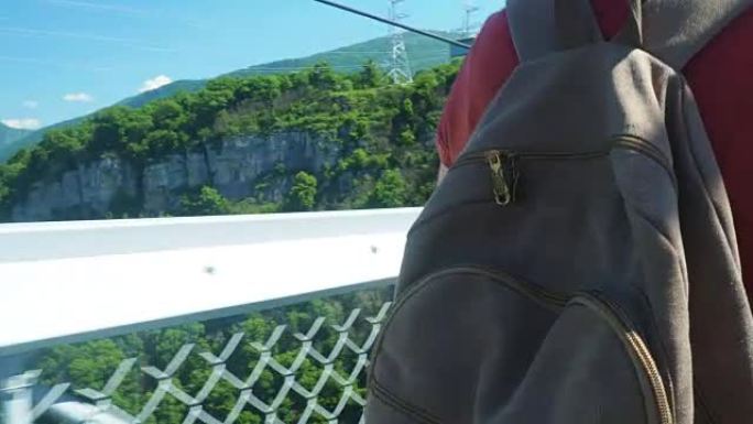 游客在索契的天桥上