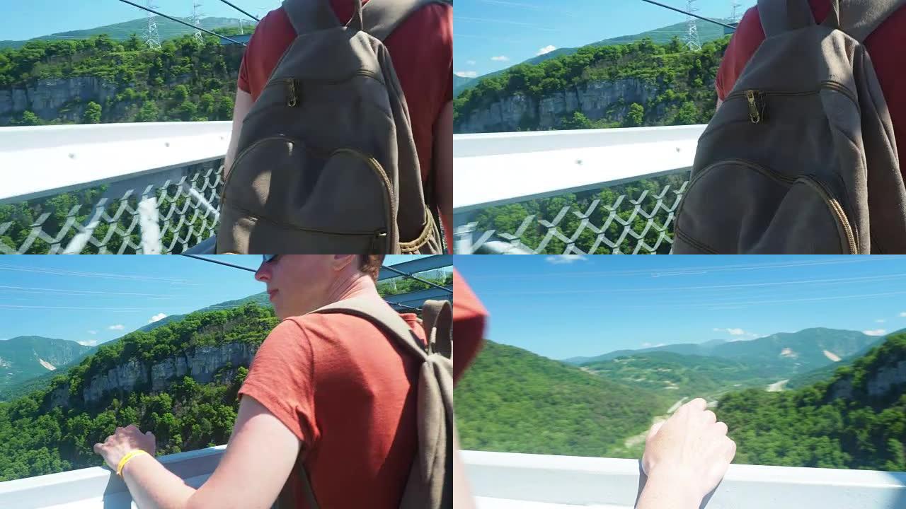 游客在索契的天桥上