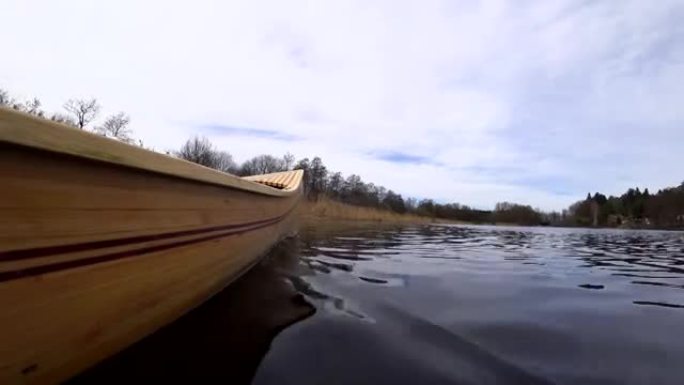 POV: 在春天的木制独木舟上
