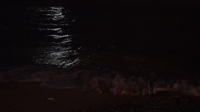 水波和月光下的夜滩。