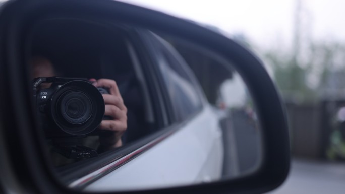 汽车行驶后视镜相机拍摄车窗街景高速公路