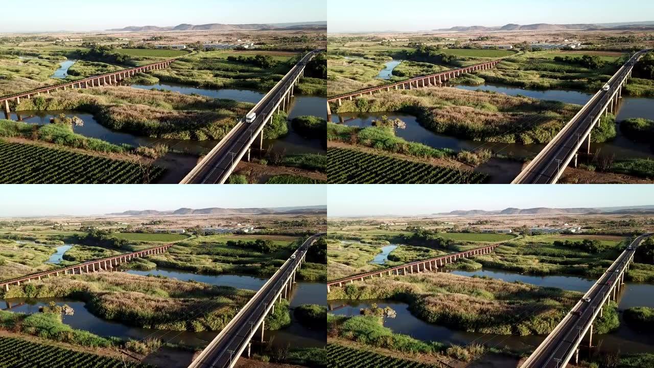 毗邻农业农田的公路桥，穿越奥兰治河，卡卡马斯，南非