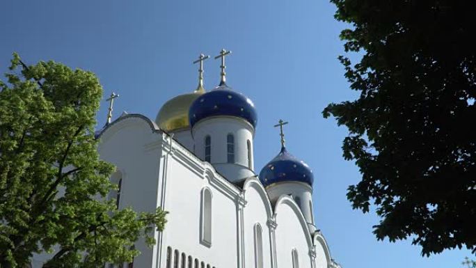 顶着蓝天的圆顶的东正教教堂