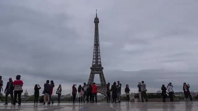 人们从法国巴黎的观看点观察埃菲尔铁塔