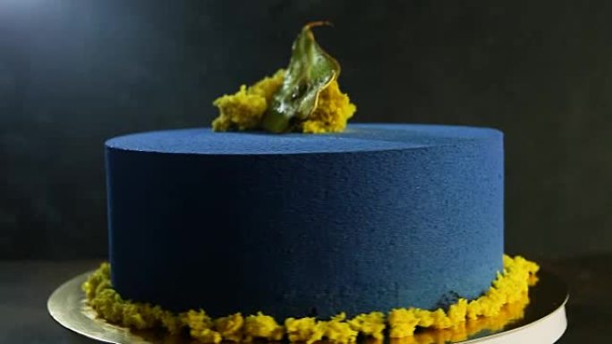用干梨装饰的现代蓝色蛋糕