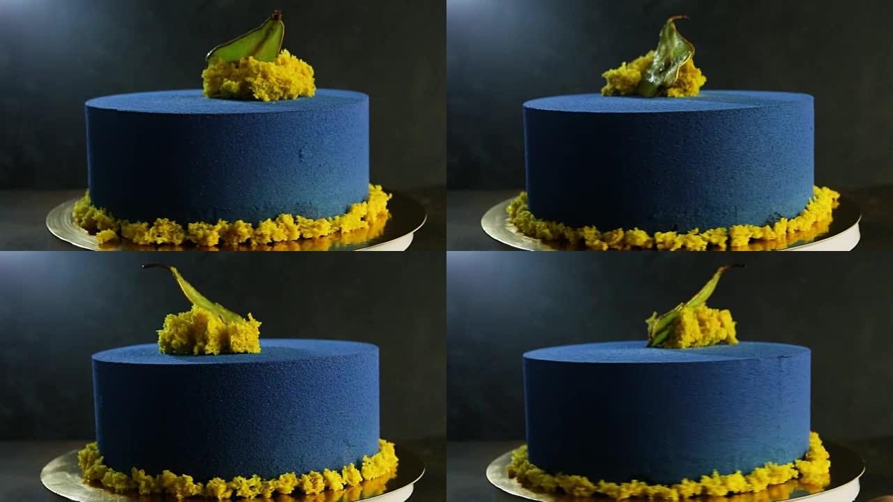 用干梨装饰的现代蓝色蛋糕