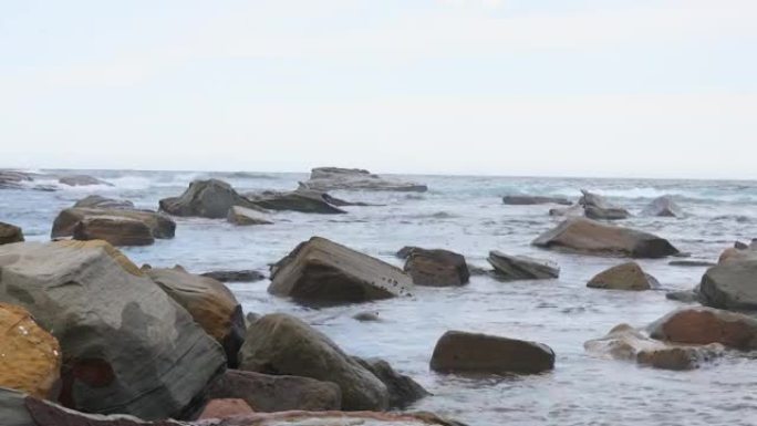 新南威尔士州Terrigal的海浪冲上岸