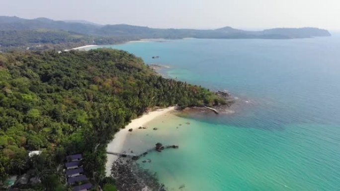 鸟瞰图美丽的热带海滩和岛屿上的椰树海