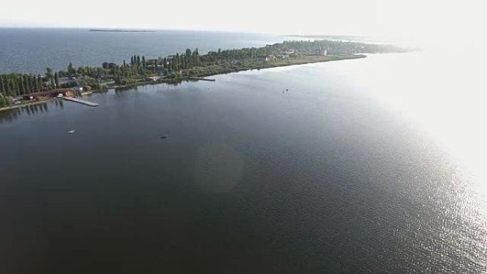 海洋景观。夏季晴天的全景海景。