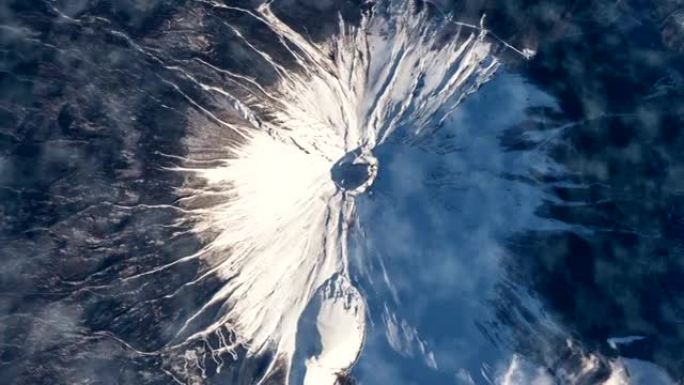 在国际空间站飞越地球。飞越雪山，从太空鸟瞰。