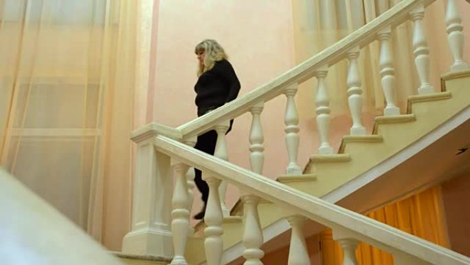 一个女人走下楼梯
