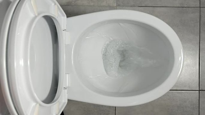 俯视图: 水在白色厕所中流动