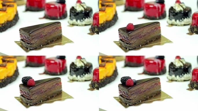 糖果用黑莓，蓝莓和覆盆子装饰一块蛋糕的镜头