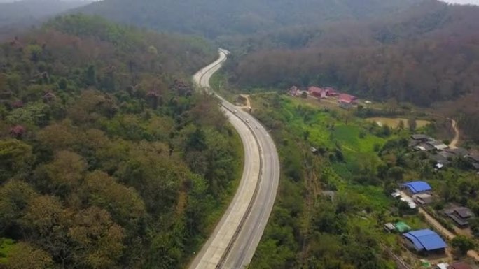 泰国穿越森林和山谷的高速公路鸟瞰图