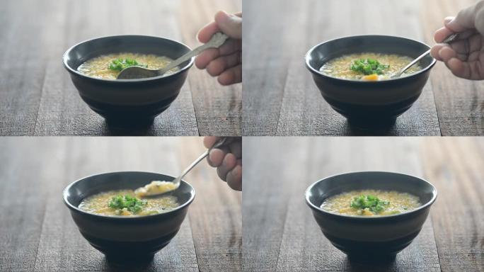 勺子舀米粥