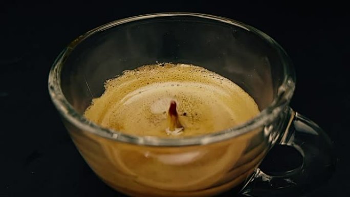 带热意大利咖啡阿拉比卡咖啡的咖啡摩卡机慢动作带泡沫外出，使用咖啡摩卡制作机，带透明咖啡的早餐启动概念