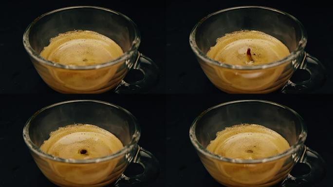 带热意大利咖啡阿拉比卡咖啡的咖啡摩卡机慢动作带泡沫外出，使用咖啡摩卡制作机，带透明咖啡的早餐启动概念