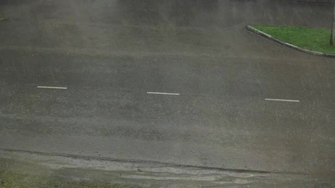 在暴雨中，汽车在水淹的道路上行驶，水坑肮脏。