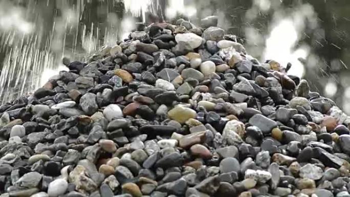 鹅卵石和石头落在采石场的鹅卵石山上