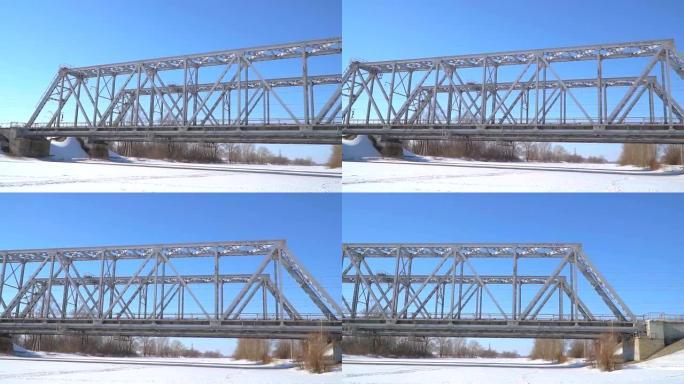 冬季河上的铁路桥