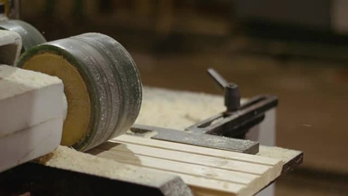 锯木厂的木匠磨浆机用完了木板