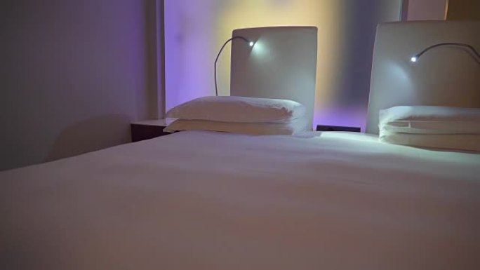 酒店房间内有两张白色床单的床