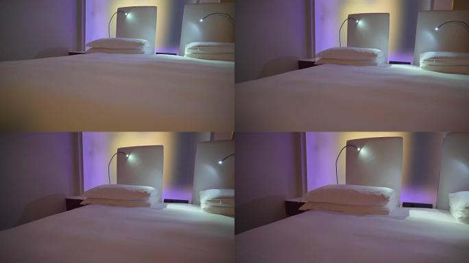 酒店房间内有两张白色床单的床