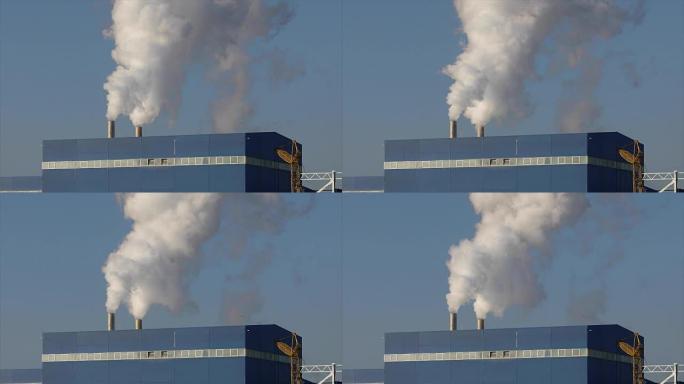 工厂或工厂屋顶上的管道冒烟，带有管道的生产室的屋顶冒烟，白色浓烟从管道中排出，总体平面图