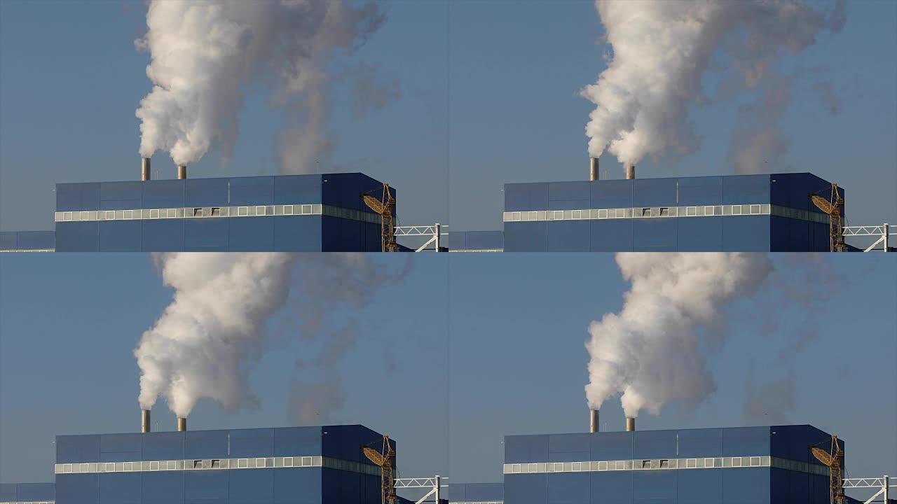 工厂或工厂屋顶上的管道冒烟，带有管道的生产室的屋顶冒烟，白色浓烟从管道中排出，总体平面图