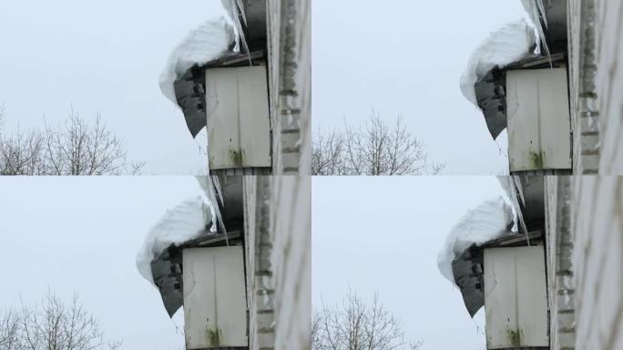 旧阳台屋顶上的一堆雪