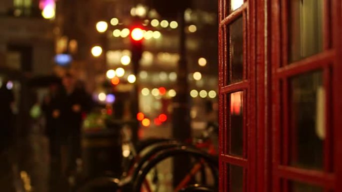 伦敦电话亭，因为晚上在后台下雨