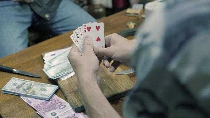男人为了钱打扑克。4K