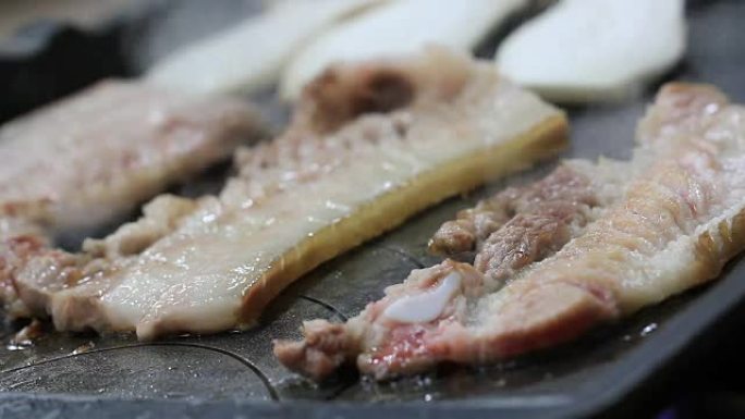 猪肚肉或三层猪肉烧烤被称为Samgyeopsal-Gui，油性食物在韩国烧烤烧烤盘上烹饪，与生菜叶，