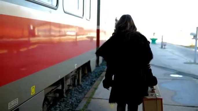 年轻女子在车站等火车。火车假期