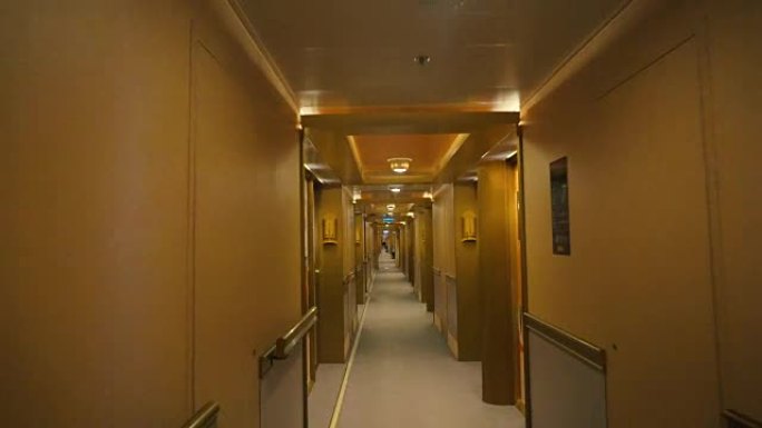酒店走廊。股票。豪华酒店的走廊，有门和温暖宜人的光线