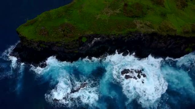 陡峭的毛伊岛悬崖边的水面破裂