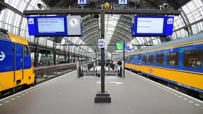阿姆斯特丹中央火车站 (ED) 前的电车和旅客