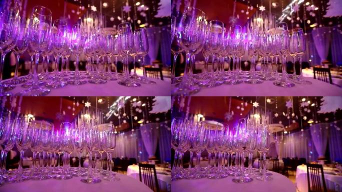 酒保为香槟和葡萄酒准备的桌子上的干净玻璃杯，餐厅桌子上的香槟玻璃杯，节日餐桌上的香槟玻璃杯
