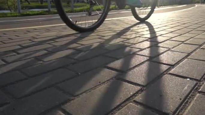 自行车车轮在道路上的缓慢移动