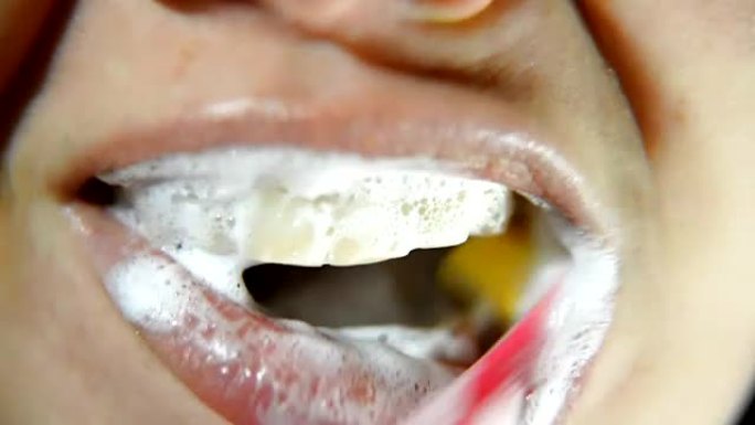牙刷清洁牙齿特写镜头口气清理泡沫