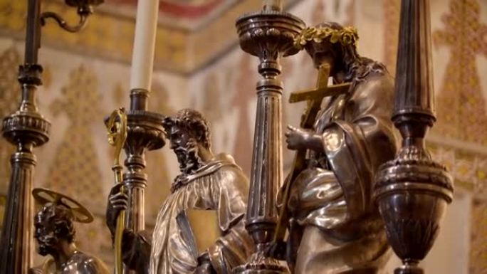 意大利巴勒莫西西里岛教堂祭坛中的圣徒小雕像