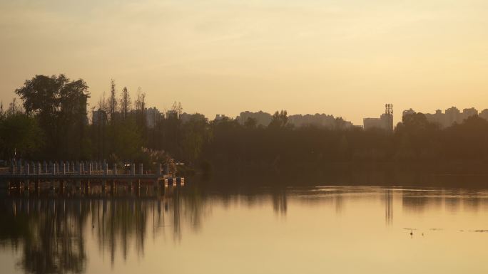 夕阳青龙湖