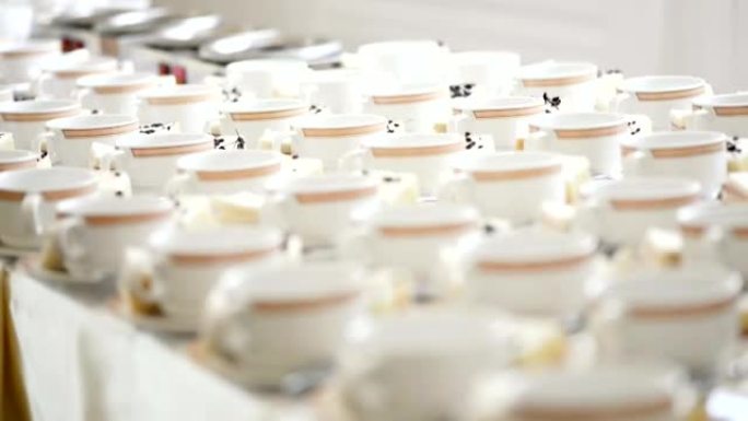 宴会上，有几排茶碟和茶匙的白杯放在桌子上