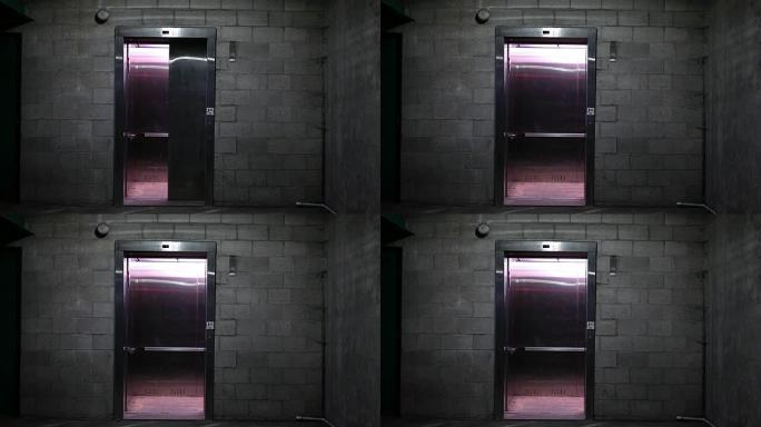 电梯门在黑暗停车场ALT的地下室地面层打开