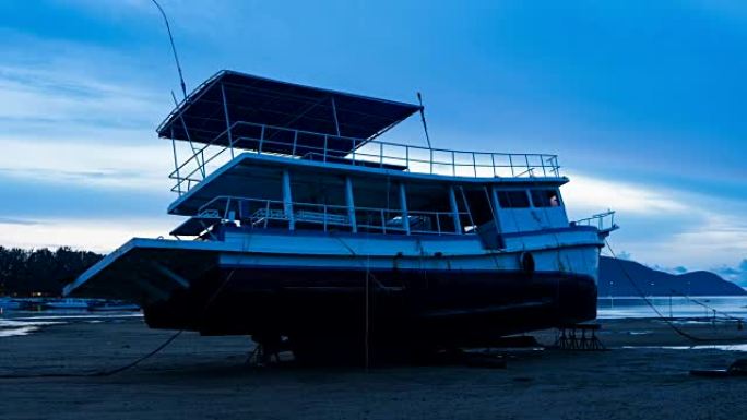 泰国普吉岛美丽的日出或日落在安达曼海海滩上沉船的4-K时间流逝