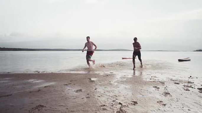 两个男人在沙滩上奔跑