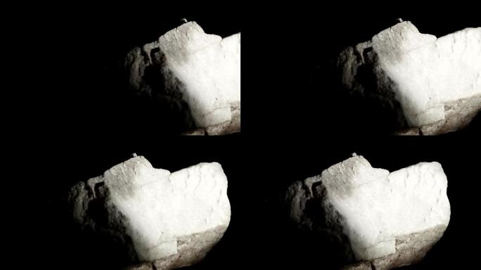 Macro dolly: 黑色背景上的白色大理石