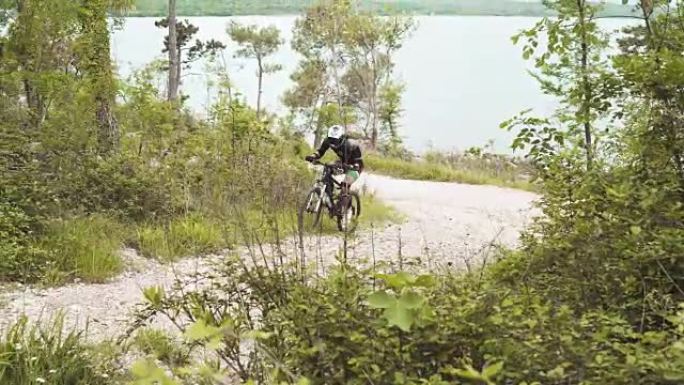 专业山地自行车骑手